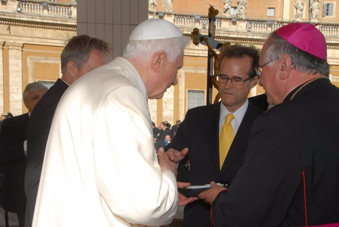 Reinaldo García con Benedicto XVI