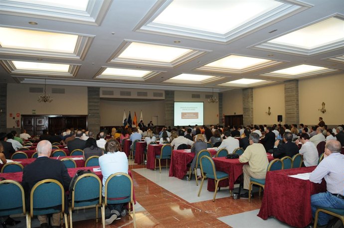 Cerca de 300 emprendedores y empresarios asisten a la jornada 'Crea tu negocio e