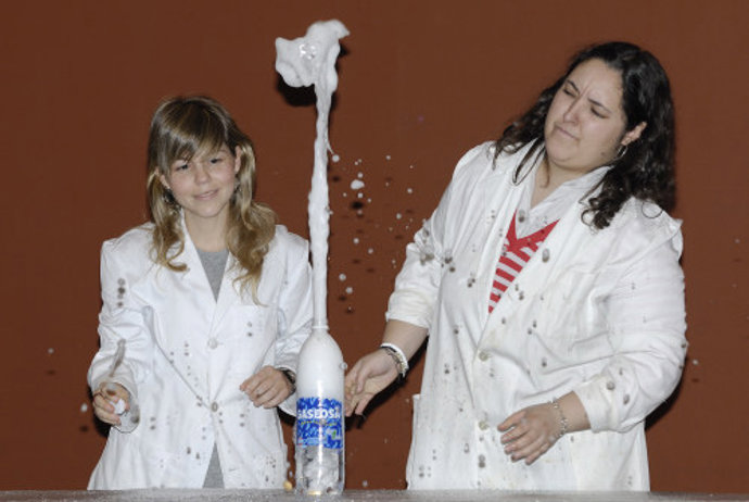 Escolares participando en uno de los talleres manuales de la I Feria Navarra Inn