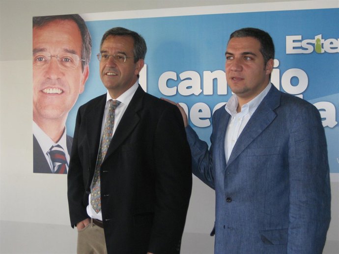 El presidente del PP de Málaga, Elías Bendodo, y el candidato 'popular', José Ma