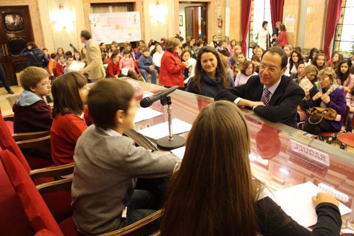 Los escolares de primaria ocupan el Pleno municipal para debatir sobre solidarid