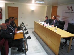 El consejero de Universidades, Empresa e Investigación, Salvador Marín (dcha.), 