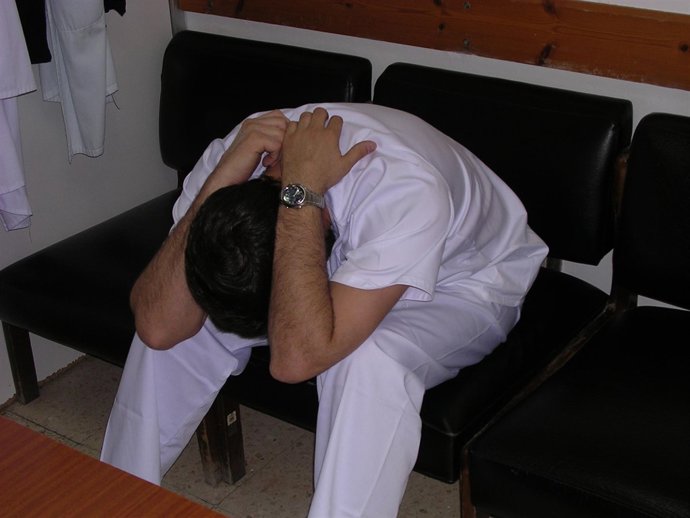 Un enfermero con burnout  y agotado en su trabajo