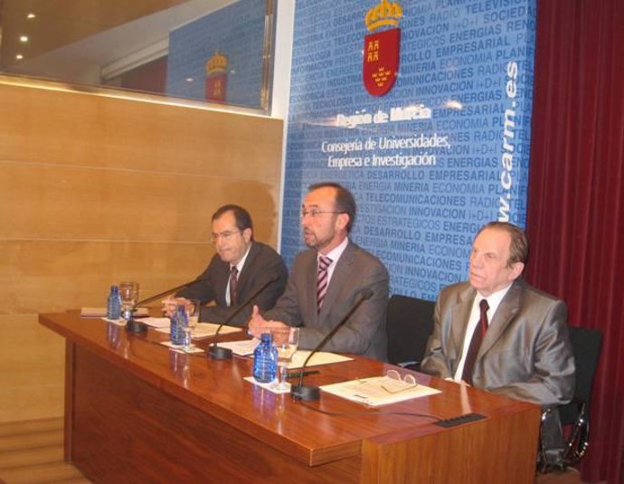 El consejero Salvador Marín en el centro de la imagen