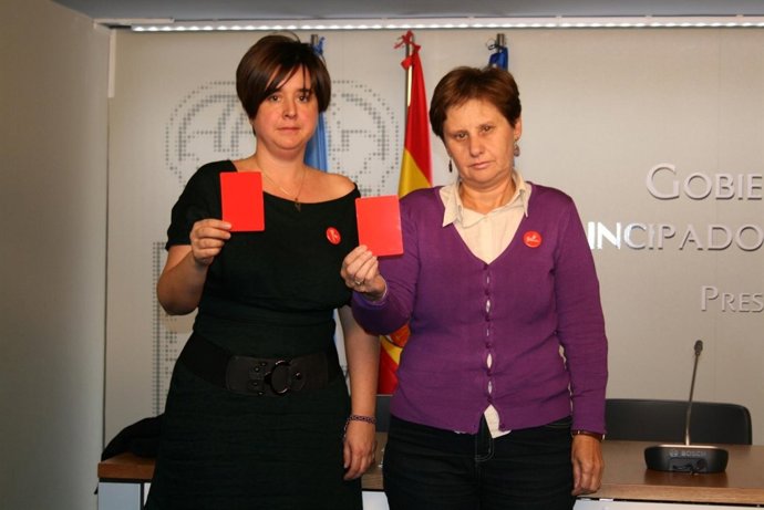 María Campomanes y María José Ramos con la campaña 'Saca tarjeta roja al maltrat