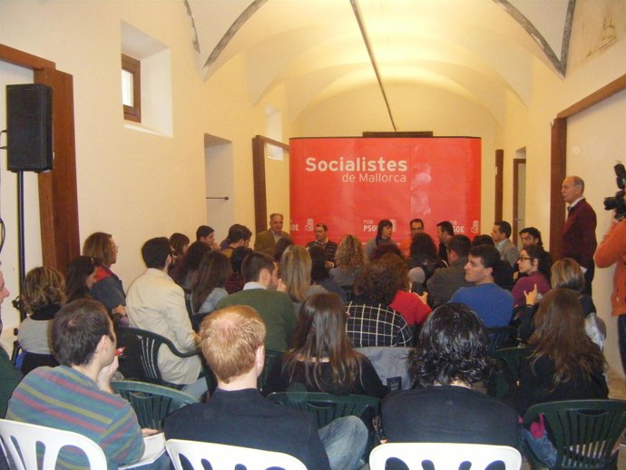 Francina Armengol con jóvenes socialistas