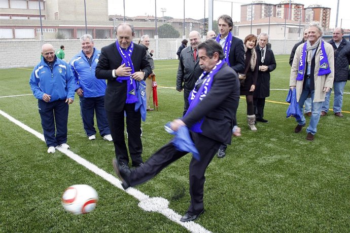 Revilla realiza el 'saque de honor' ante Marcano y De la Serna. 