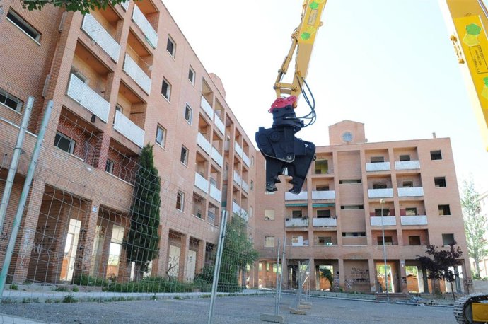 Derribo De Las 48 Viviendas