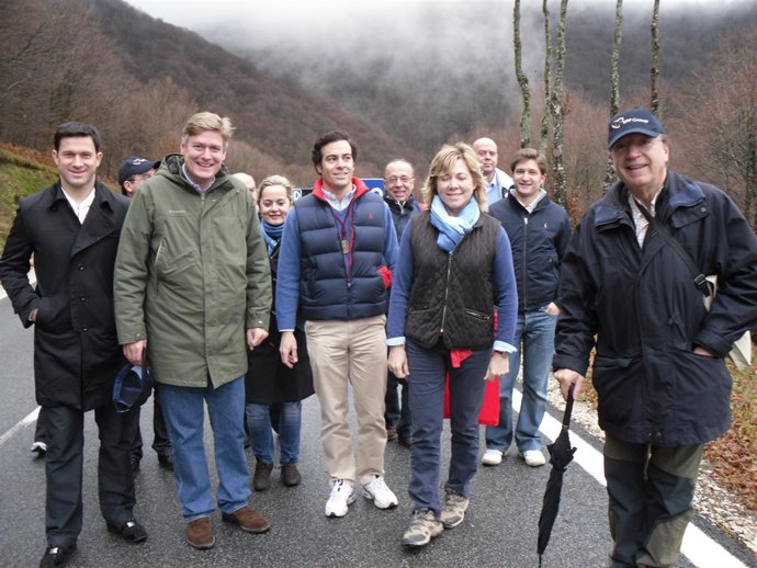 Dirigentes del PP realizan un tramo del Camino de Santiago.