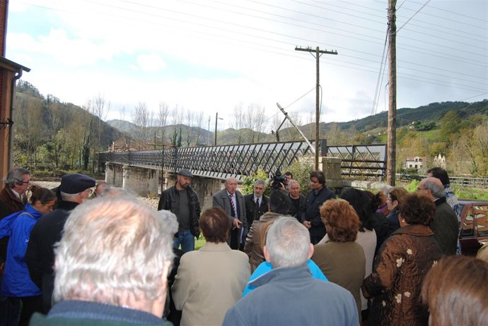 Llamazares, junto a los vecinos de Soto y Trubia