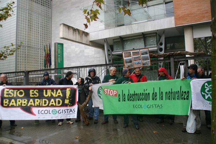 Concentración De Ecologistas En Acción Ante La CMA Por La Destrucción En La Sier