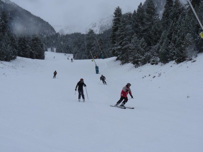 Esquiadores en Masella abriendo la temporada