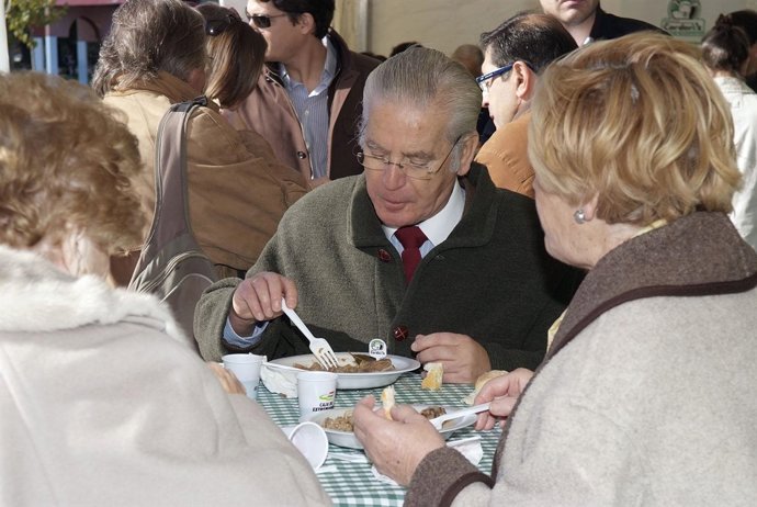 Asistentes a la invitación degustando caldereta