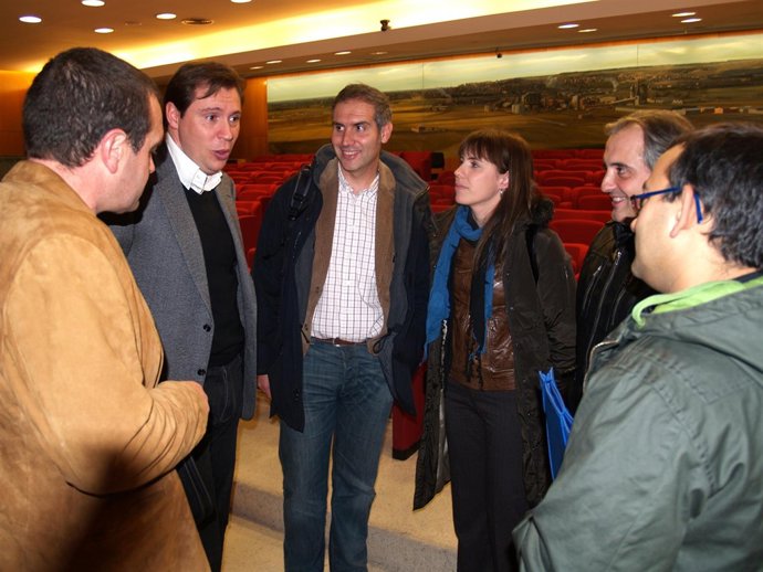 Óscar Puente conversa con alguno de los participantes en el Foro