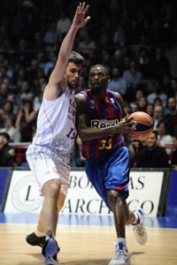 El Caja Laboral se rehace y doblega al Barça