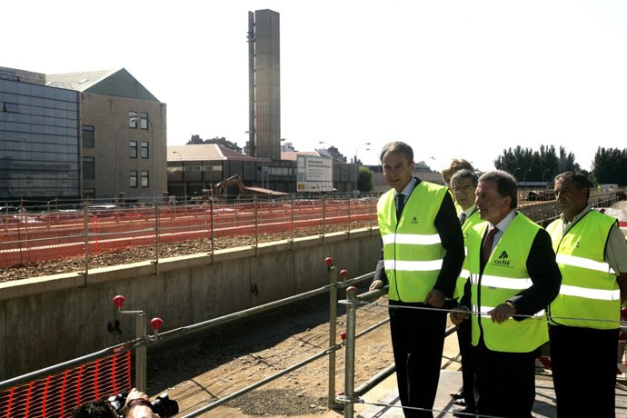 Zapatero, durante una de las visitas a las obras del AVE en León.
