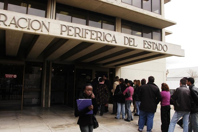 Inmigrantes en cola en una oficina de extranjería
