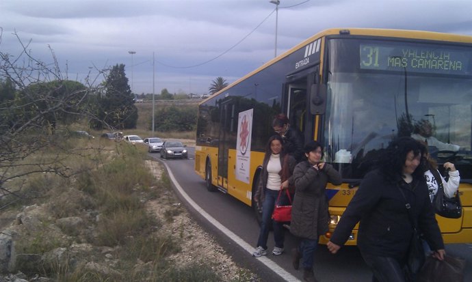 Pasajeros bajan del metrobús