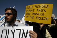 Miles de colonos se manifiestan en contra de otra moratoria en la construcción