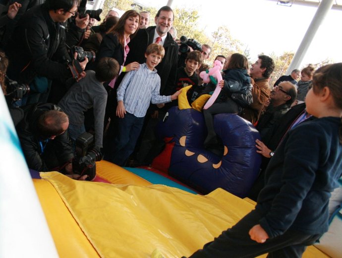 Rajoy y Camacho con familias