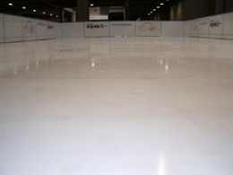 Pista de patinaje sobre hielo en el polideportivo 'José Manuel Calderón' de Baño