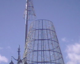 Momento en que terminan de montar el árbol de Navidad de Sol