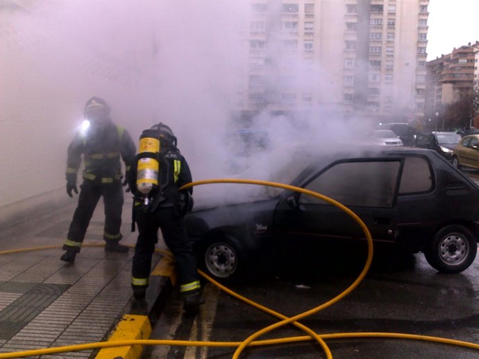Los efectivos trabajan para sofocar el incendio del motor del vehículo. 