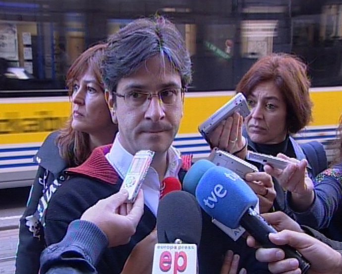 Mikel Arana pide que se abran diligencias contra Felipe González por declaracion