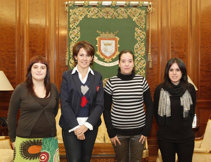 La alcaldesa de Pamplona, Yolanda Barcina, recibe a alumnas de Trabajo Social de