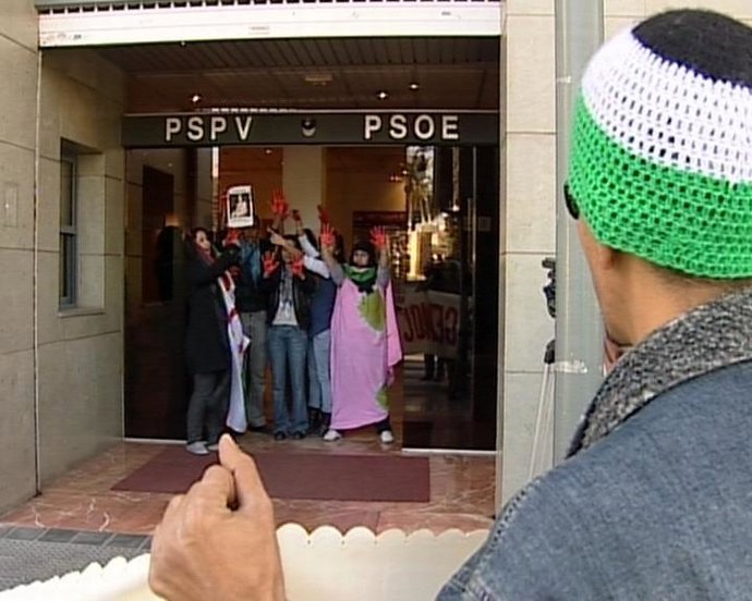 Saharauis y activistas en la sede del PSPV