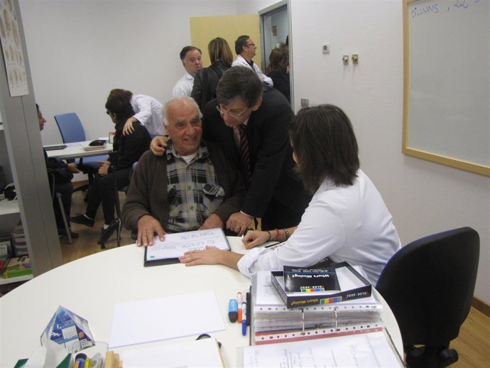 Vicens Thomàs durante su visita al Hospital General 