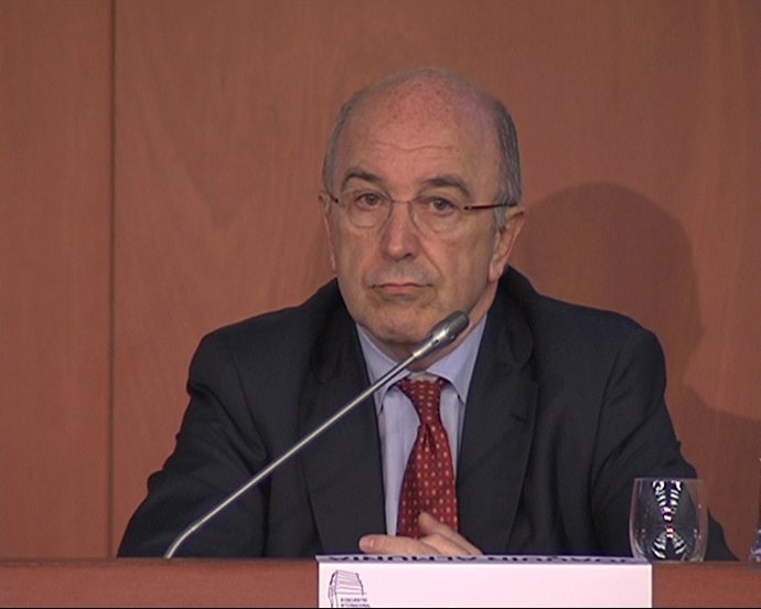 Almunia defiende las inversiones públicas.