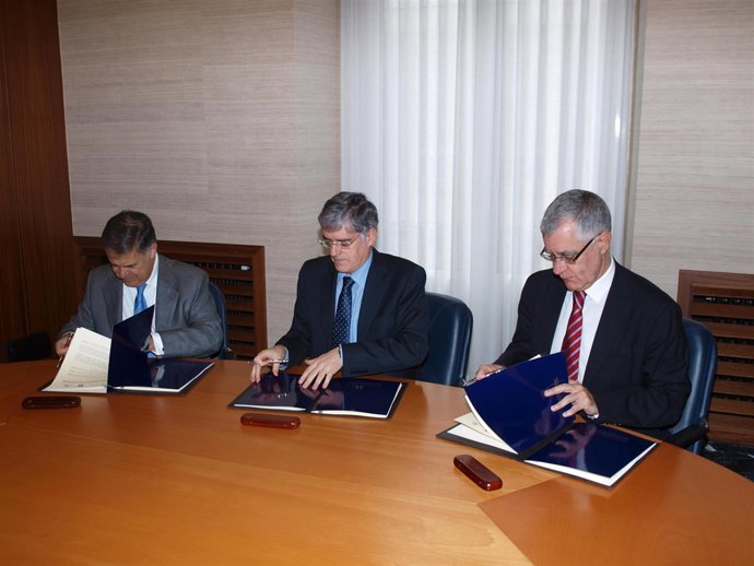 De izquierda a derecha, el presidente del Consejo General del Notariado, Antonio