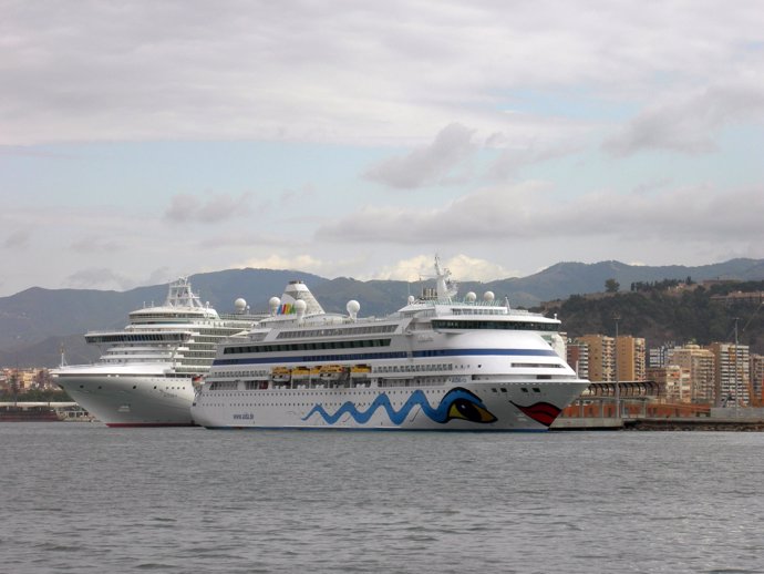 Dos Cruceros En El Puerto De Málaga