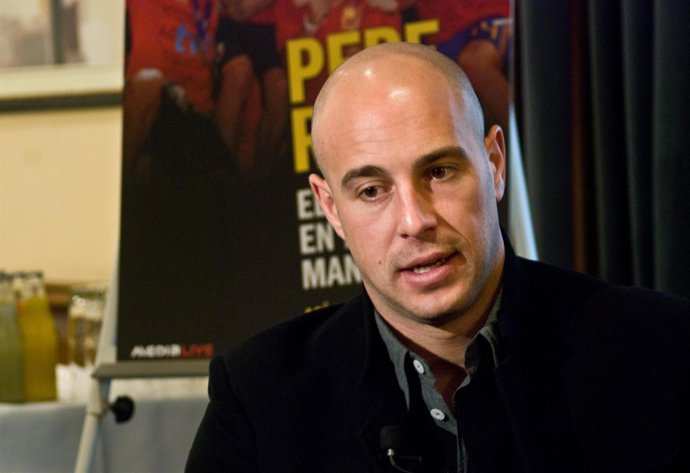 pepe reina, portero del liverpool, acto presentación libro