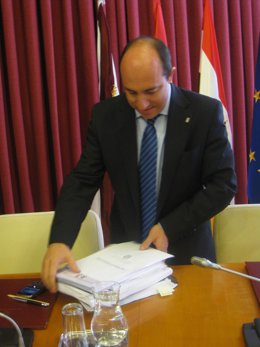 El concejal de Economía, Vicente Urquía, durante el pleno