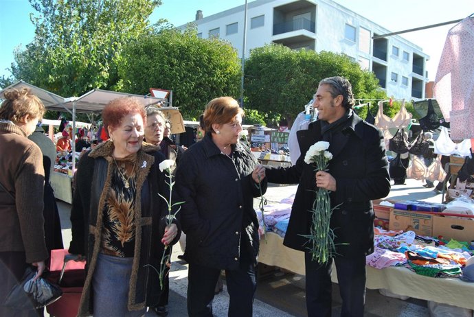 Puesta de lazos y entrega de flores en el mercado de Beniel