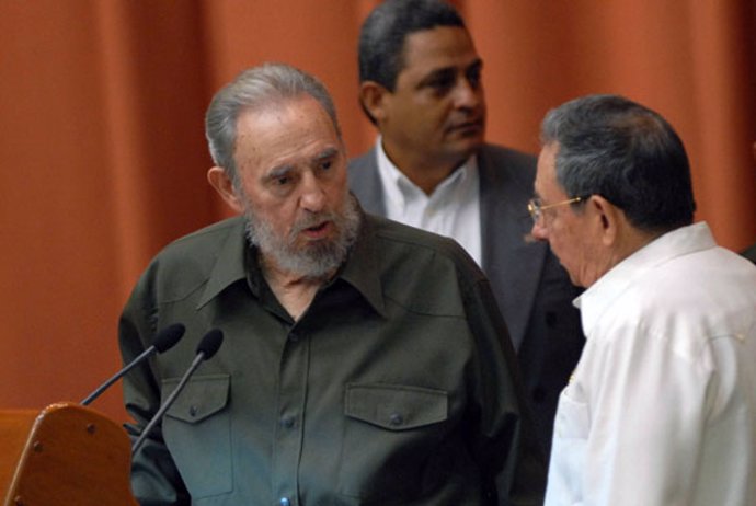 El ex mandatario cubano Fidel Castro junto a su hermano Raúl Castro, actual pres