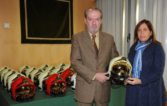 Villalobos durante la entrega de los cascos.