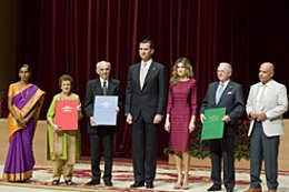 Los Príncipes de Asturias y de Viana, con los premiados de 2010.