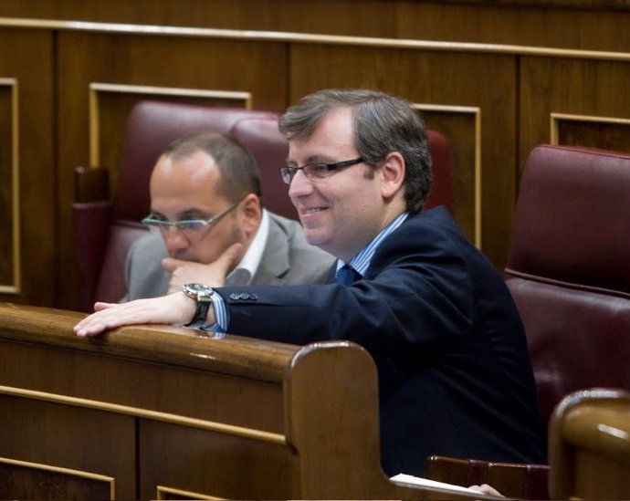 Jordi Xuclà en su escaño junto a Carles Campuzano, también de CiU