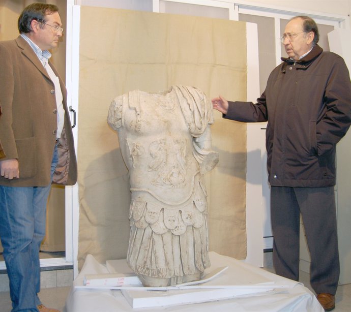 El alcalde y el arqueólogo con la escultura.