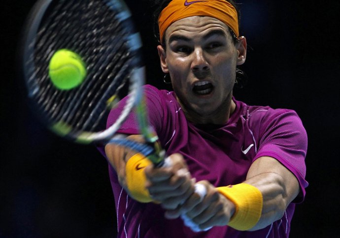 Nadal devuelve la pelotra frente a Roddick