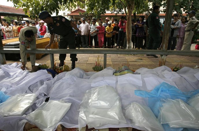 Fallecidos tras una estampida en un puente cercano a la capital de Camboya, Phno