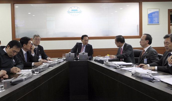 El presidente de Corea del Sur, Lee Myung-bak, habla con el ministro de Defensa 
