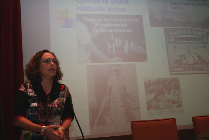 La doctora Maite Hernández durante una de sus conferencias para dar a conocer la