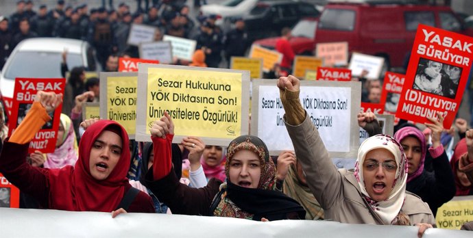 Estudiantes turcas se manifiestan a favor del uso del velo