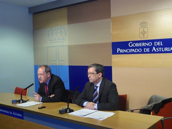 Martín (izquierda) toma la palabra, junto a Escalada, en la rueda de prensa.
