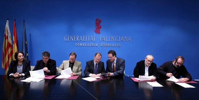 El conseller Font de Mora y los representantes sindicales 