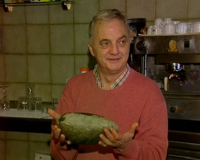 El dueño de un mesón impide que asalten su local y provoca la huida de los delic